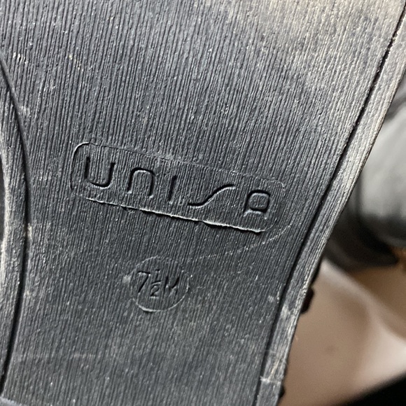 Black bootie with gold accent - Picture 6 of 6